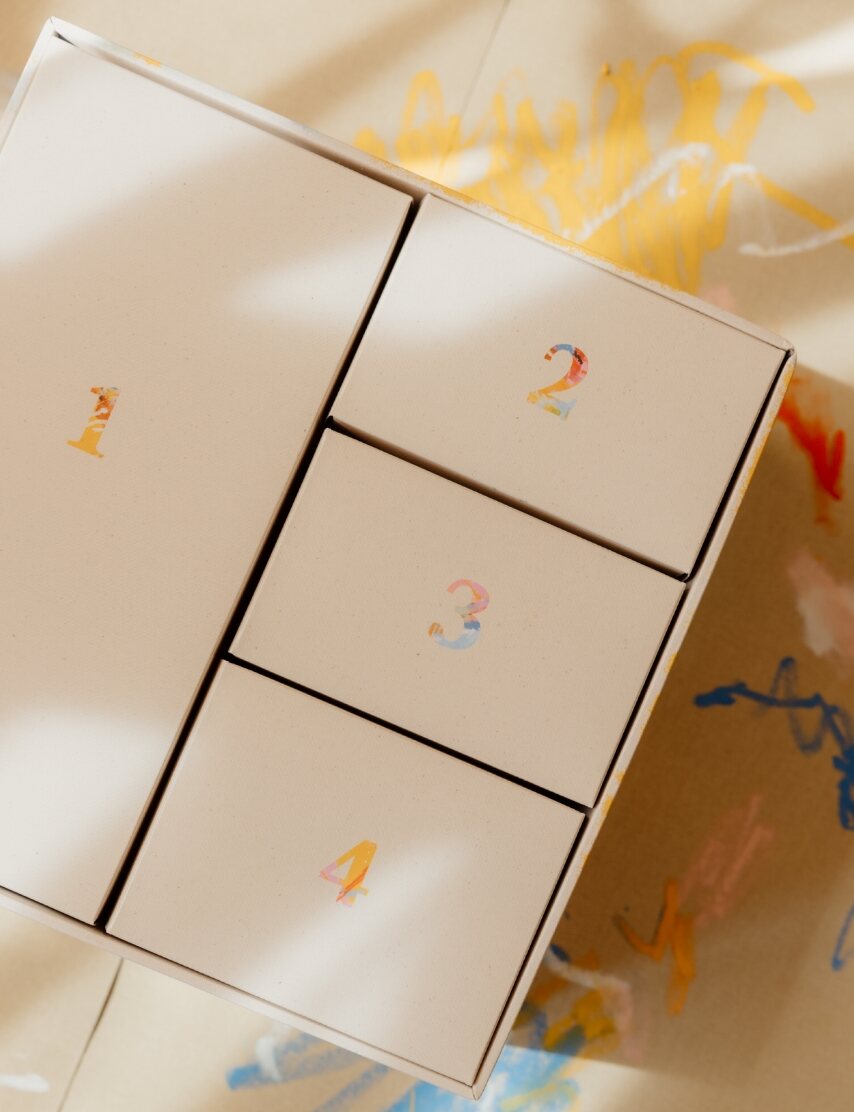 Adventsbox mit vier nummerierten Schachteln