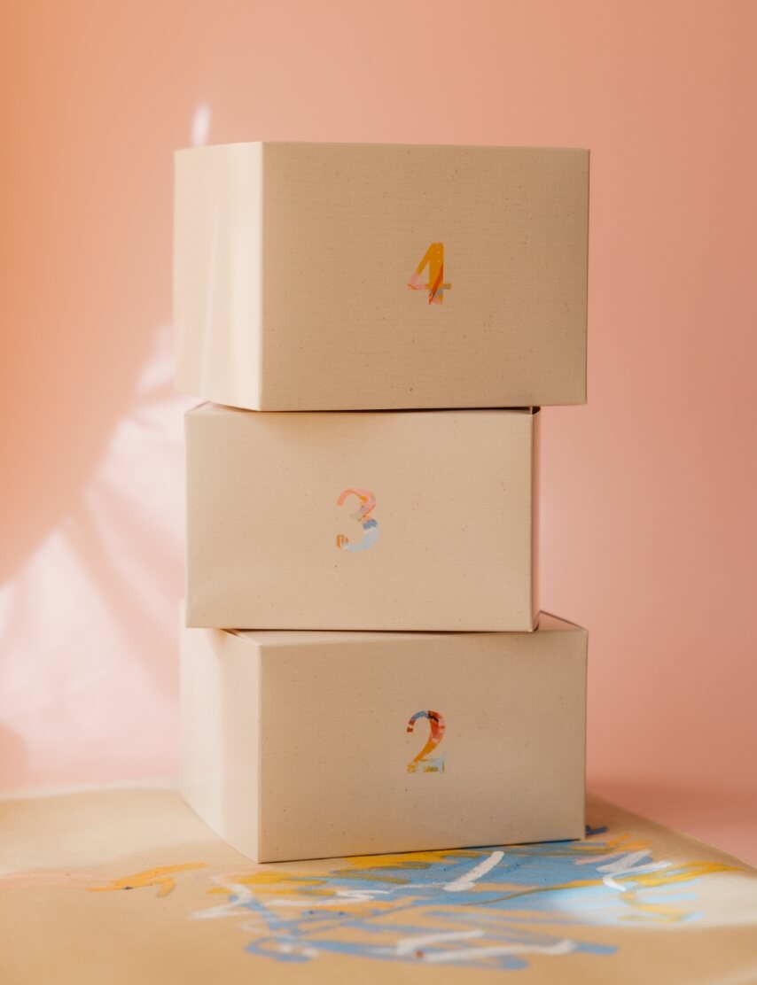 Drei gestapelte Geschenkschachteln der Adventsbox